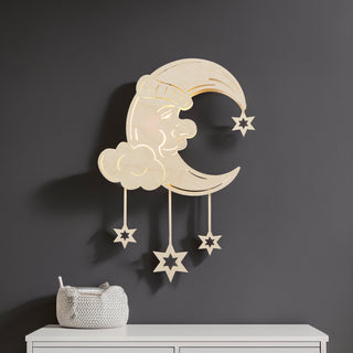 Holzschnitt eines lächelnden, schlafenden Mondes mit Mütze, umgeben von Wolken und hängenden Sternen.