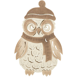 Holzschnitt einer Eule mit Wintermütze und Schal, gestaltet als Fensterlicht.