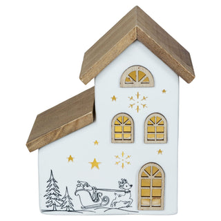 Dekoratives LED Keramikhaus mit weißen Keramikflächen und Holzelementen, batteriebetrieben mit Timer, 23 cm hoch. Das Haus zeigt beleuchtete Fenster, Holzdetails an Dach und Fenstern sowie weihnachtliche Motive wie Sterne, Schneeflocken und einen Schlitten mit Rentier – ideal als festliche Weihnachtsdekoration.