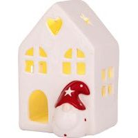 Kleines LED-Keramikhaus mit herz- und sternförmigen Ausschnitten, batteriebetrieben, 11 cm hoch, mit einem Wichtel in roter Mütze vor dem Haus. Die Fenster und Ausschnitte lassen warmes LED-Licht durchscheinen.