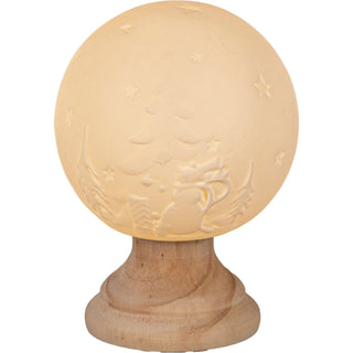 LED-Keramikkugel mit geprägten Sternen, Bäumen und Schneemann auf glattem Holzsockel, 14 cm hoch – warme Winterbeleuchtung mit natürlichem Charme.