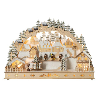 LED-Lichterbogen ‚Advent im Erzgebirge‘ aus Holz, 50 cm breit, zeigt eine beleuchtete Winterszene mit verschneiten Häusern, Kirche, Tannenbäumen, Kurrendesängern und Engeln um den beweglichen Weihnachtsbaum – geeignet für Batteriebetrieb, Trafo inklusive.