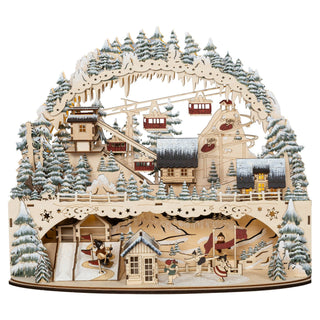 LED-Lichterbogen „Seilbahn“ mit verschneiter Winterlandschaft, dargestellt werden Seilbahn, Häuser, Figuren. Der Bogen ist mit warmweißer Beleuchtung und aus Holz.