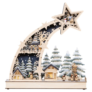 Dekorative Holzszene zu Weihnachten mit einem großen Stern oben rechts, geschwungenem Aufbau mit kleineren Sternen und Ausschnitten, mehreren kleinen Häusern, schneebedeckten Bäumen sowie Figuren von Menschen und Tieren in Winterkleidung vor einem dunkelblauen Nachthimmel mit Sternen. Mit LED beleuchtet.