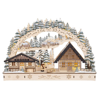 LED Lichterbogen „Waldhaus“, 45 cm breit, mit Häusern, verschneiten Bäumen, Kind mit Schlitten und warmweißer LED-Beleuchtung im Holzrahmen.