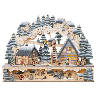 Mehrstöckiger LED-Lichterbogen mit verschneiter Weihnachtsdorfszene, zentralem Baum, Figuren, Häusern und Bäumen in winterlicher Landschaft. LED Lichterbogen „Weihnachtsbaum“, 50 cm breit, mit Timer – für Batterie- und Netzbetrieb, stilvoll beleuchtet mit warmweißen LEDs.