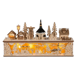 LED-Lichterhaus „Winterdorf“ mit Sockel (45 cm), aus hellem Holz gefertigt, zeigt eine detailreiche Winterlandschaft mit mehreren kleinen Häusern, Kirche mit Turm, Tannenbäumen, Laterne und Figuren; warmweiß beleuchtet mit ausgeschnittener Szene auf der Vorderseite, die ein winterliches Dorf mit Kirche und Bäumen darstellt.