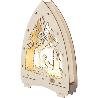 LED Lichterspitze 'Christi Geburt', 29 cm – Holzsilhouette mit Darstellung der Weihnachtsgeschichte: das Jesuskind in der Krippe, Maria kniend und Josef mit Stab stehend, umrahmt von Palmen und einem Stern. Mit Schriftzug 'Qualität aus dem Erzgebirge' auf einem kleinen Schild unten. seitlich von rechts