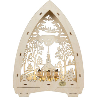 Die elektronische Lichterspitze aus Holz zeigt ein wunderschönes, naturfarbiges Motiv. Seiffen, das bekannteste Weihnachtsdorf aus dem Erzgebirge, wird hier mit seiner weltweitberühmten Kirche dargestellt. Traditionell erklingt der Kurrente-Chor, um die weihnachtliche Stimmung einzuleiten.