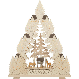 Lichterspitze aus Holz mit farbigen Akzenten, geschnitzten Rehen, einer Futterkrippe und Waldmotiv.
