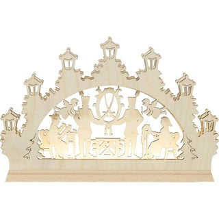 Schwibbogen mit filigranen Ausschnitten: Die Szene zeigt mehrere Figuren, darunter 2 Bergmänner in traditioneller Kleidung, sowie weitere Menschen bei verschiedenen Tätigkeiten und 2 Engel. Der Aufbau ist von diesem verzierten Bogen ist mit Laternen gekrönt.