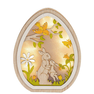 Deko-Osterei aus Holz, batteriebetrieben und mit Timer. Auf dem Ei ist ein Hase mit Hasenkind zu sehen, umgeben  von frühlingshaften Frühblühern, einem Schmetterling und einem Vögelchen.
