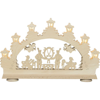 Dieser Schwibbogen aus Holz wird im Erzgebirge hergestellt. Das Motiv der Bergeute ist traditionell eines der beliebtesten. In Verbindung mit den Engeln eines der häufigsten Motive für Schwibbögen.