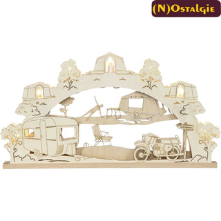 Dieser naturfarbige 3D Schwibbogen ist für ideal nostalgische Campingfreunde. Mit viel Liebe zu Detail bearbeitet, kommt man hier ins Schwärmen alter Urlaubserinnerungen.
Das rustikale Motorrad fährt bis an den FFK-Strand vor, Schlafen im Zelt, im Klapp-Fix oder im kleinen Wohnwagen war Freiheit pur. Die mit Lichtquellen gefüllten Stoffzelte umranden den Bogen.