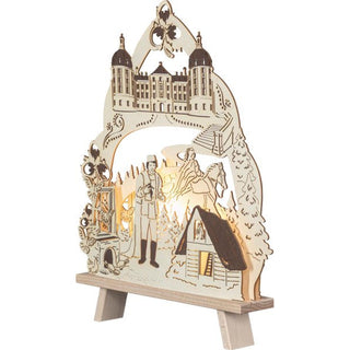 Hier ist die elektrische Standleuchte aus Holz im Seitenprofil abgebildet. Das bekannte Wintermärchen vom Aschenbrödel wird hier durch die Schattierungen detailgetreu dargestellt. Der Prinz mit dem Schuh, die Prinzessin zu Pferd, das prunkvolle Schloss Moritzburg, die Tauben, Rosalie die Eule und die drei Haselnüsse lassen den Märchenzauber unter Beleuchtung wirken. Bild 3.