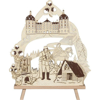 Die elektrische Standleuchte aus Holz und in Natur ist ideal für Aschenbrödel-Fans. Durch die Schattierungen werden detailgetreu Filmausschnitte aus dem bekannten Wintermärchen dargestellt. Der Prinz mit dem Schuh, die Prinzessin zu Pferd, das prunkvolle Schloss Moritzburg, die Tauben, Rosalie die Eule und die drei Haselnüsse lassen den Märchenzauber unter Beleuchtung war werden. Bild 1.