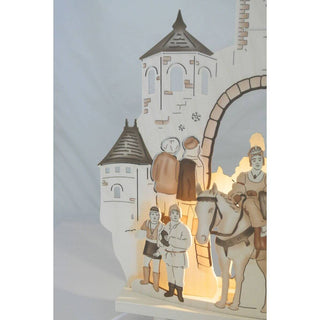 Hier ist ein kurzer Alt-Text für die LED-Standleuchte:

LED-Standleuchte 'Drei Haselnüsse für Aschenbrödel®' Limited Edition 2025, einfarbig abgesetzt: beleuchtete Märchenszene mit Prinzessin vor Torbogen und Figuren in Schlosskulisse._Detailfotos