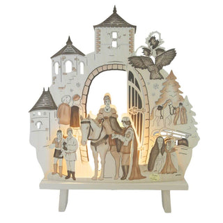 "LED-Standleuchte 'Drei Haselnüsse für Aschenbrödel®' Limited Edition 2025 mit einfarbig abgesetzter Holzszene: Reiter, mittelalterliche Figuren, Burgtor und Vogel auf Ast."_beleuchtet