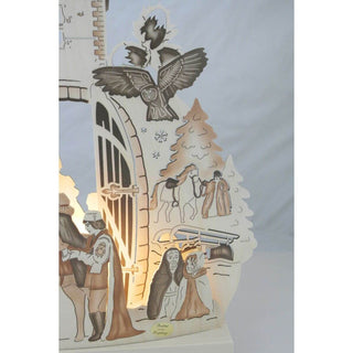 LED-Standleuchte 'Drei Haselnüsse für Aschenbrödel®' Limited Edition 2025, einfarbig abgesetzt: kunstvoll beleuchtete Märchenszene mit mittelalterlichen Figuren, Pferd, Schlitten und Eule._Detailfoto