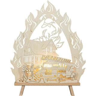 Die beleuchtete Deko-Spitze aus Holz in Natur ist ideal für Feuerwehr-Begeisterte. Das Motiv zeigt die tatkräftige Mannschaft im Einsatz, um einen Hausbrand zu löschen. Der Leiterwagen steht stets zur Stelle. Die Lichterspitze ist eine wunderbare Zusatzbeleuchtung für jeden Raum.