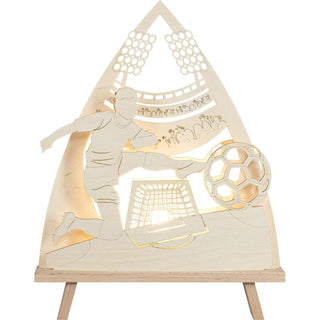 Die beleuchtete Deko-Spitze aus Holz ist ideal für Fußballfans. Im Vordergrund steht der aktive Fußballer, welcher den Ball ins Tor zielt. Die Zuschauer jubeln im Hintergrund im Stadion. Die Lichterspitze ist eine wunderbare Zusatzbeleuchtung für jeden Raum. Bild 1.