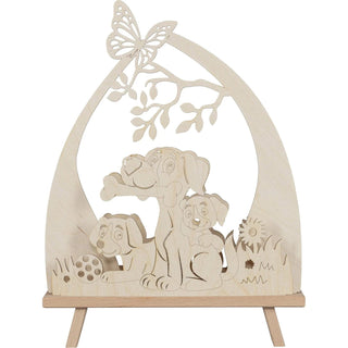 Die LED Standleuchte "Hundefreund" aus Holz, zeigt drei kleine Fellnasen, die fröhlich im Gras sitzen. Einer der Hunde hält stolz einen Knochen im Maul, während auf einem Ast von einem Baum ein zarter Schmetterling Platz genommen hat. Unbeleuchtete Frontansicht.