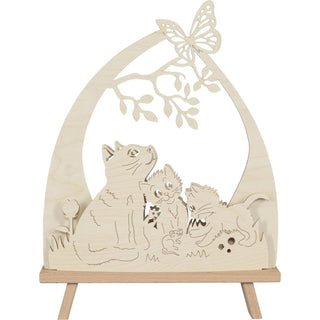 Die LED Standleuchte "Katzenfreund" aus Holz, zeigt drei süße Kätzchen, die im Gras sitzen – eines davon spielt mit einem kleinen Mäuschen, während ein Schmetterling auf einem Baumast mit Blättern sitzt. Unbeleuchtete Frontalansicht.