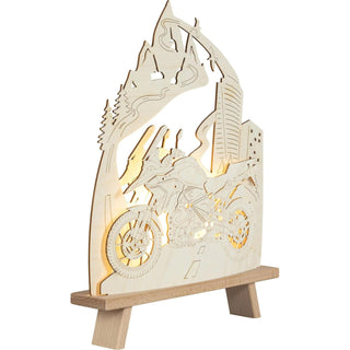 LED Standleuchte "Motorradfreund". Mit einer Höhe von 41 cm und gefertigt aus Holz, zeigt sie ein dynamisches Motorrad im Mittelpunkt der Szene. Im Hintergrund verläuft eine stilisierte Straße, die sich durch eine beeindruckende Berglandschaft schlängelt – ein Hinweis auf eine abenteuerliche Bergroute, die zum Träumen einläd. Beleuchtete Schrägansicht.
