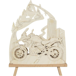 LED Standleuchte "Motorradfreund". Mit einer Höhe von 41 cm und gefertigt aus Holz, zeigt sie ein dynamisches Motorrad im Mittelpunkt der Szene. Im Hintergrund verläuft eine stilisierte Straße, die sich durch eine beeindruckende Berglandschaft schlängelt – ein Hinweis auf eine abenteuerliche Bergroute, die zum Träumen einläd. Unbleuchtete Frontansicht.