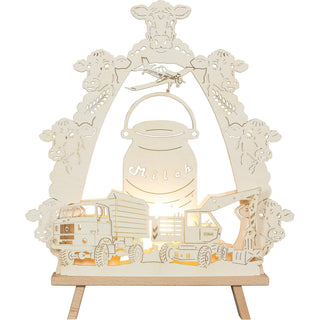 Die elektrische Standleuchte aus Holz und in Natur ist ideal für Agrar-Begeisterte. Der rustikale Lastwagen, ein Schaufelbagger und das Streuflugzeug stehen stets zum Einsatz bereit. Mittig ist ein alter Milchkrug abgebildet. Der Lichterbogenrand hat jede Menge Kuh-Köpfe und Ähren eingearbeitet.