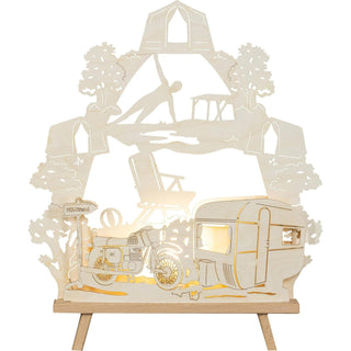 Diese elektrische, naturfarbige  Standleuchte aus Holz ist ideal für Camping-Freunde. Das Gefühl der Freiheit und Flexibilität mit Motorrad, Zelt und Wohnwagen zu verreisen, ist ein besonderes Glück. Man kann die Natur in allen Zügen genießen. Hier kehren vielleicht alte Urlaubserinnerungen zurück.