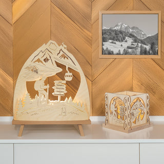 Standleuchte und Teelichhalter "Wanderfreund" als Szenenbild auf einer Kommode, an der Wand hängt ein montanes Bild.