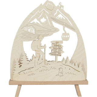 LED Standleuchte aus Holz zeigt Berglandschaft mit einem Wanderer auf einem Wanderweg, Wegweisern und einer stilisierten Seilbahn. Frontansicht, unbeleuchtet.