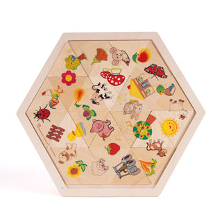 Sechseckiges Holzpuzzle mit bunten, kindgerechten Illustrationen auf den einzelnen Puzzleteilen. Zu sehen sind Motive wie eine Blume, ein Marienkäfer, eine Erdbeere, ein Haus, eine Sonne, ein Regenbogen, Pilze sowie verschiedene Tiere wie Kühe, Schweine und Hunde.