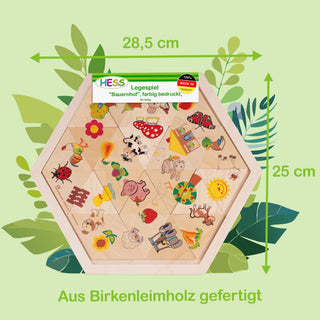 Sechseckiges Holzpuzzle mit bunten Bauernhofmotiven, 28,5 cm breit und 25 cm hoch. Abgebildet sind unter anderem eine Kuh, ein Schwein, ein Traktor, eine Blume und eine Sonne. Oben im Bild befindet sich ein Etikett mit der Aufschrift „Hess Legespiel 'Bauernhof', farbig bedruckt“, unten steht „Aus Birkenleimholz gefertigt“.
