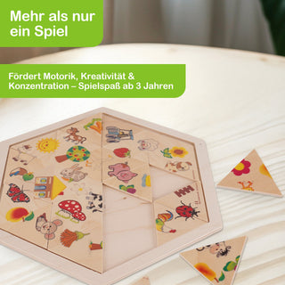  Sechseckiges Holzpuzzle mit bunten Motiven von Tieren, Pflanzen und Gegenständen liegt auf einem hellen Holztisch. Einige dreieckige Puzzleteile sind bereits eingesetzt, andere liegen lose daneben. Oben links im Bild befinden sich zwei grüne Textfelder mit den Aufschriften „Mehr als nur ein Spiel“ und „Fördert Motorik, Kreativität & Konzentration – Spielspaß ab 3 Jahren“.