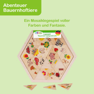 Farbig bedrucktes Mosaiklegespiel mit Bauernhoftieren von HESS. Das Spiel zeigt bunte, fantasievolle Motive und trägt die Aufschrift „Abenteuer Bauernhoftiere“ sowie „HESS Legespiel 'Bauernhof', farbig bedruckt, Made in Germany“.