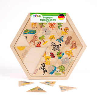 Ein sechseckiges Holzpuzzle mit bunten Dschungeltieren und Pflanzen, darunter Krokodil, Elefant, Schlange, Löwe, Giraffe und Zebra. Einige dreieckige Puzzleteile sind im Rahmen, andere liegen davor auf weißem Untergrund. Oben steht „HESS Legespiel Dschungeltiere“ und „100% Made in Germany“.