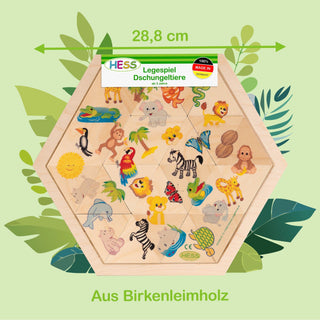 Ein sechseckiges Holzpuzzle mit bunten Dschungeltieren wie Frosch, Affe, Löwe, Schlange und Giraffe. Das Puzzle misst 28,8 cm, besteht aus Birkenleimholz und ist für Kinder ab 3 Jahren geeignet. Oben steht „HESS Legespiel Dschungeltiere“.