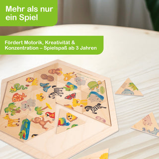 Ein sechseckiges Holzpuzzle mit bunten Tiermotiven wie Giraffe, Zebra, Affe und Elefant liegt auf einem runden Tisch. Einige Teile sind eingesetzt, andere liegen daneben. Oben links steht auf grünem Hintergrund: „Mehr als nur ein Spiel“ und „Fördert Motorik, Kreativität & Konzentration – Spielspaß ab 3 Jahren“.