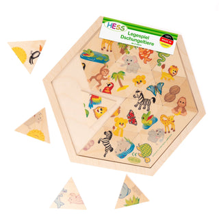 Ein sechseckiges Holzpuzzle mit dem Titel „Legespiel Dschungeltiere“ von HESS. Es zeigt bunte Dschungeltiere wie Löwen, Zebras, Affen, Elefanten und Papageien auf dreieckigen Puzzleteilen. Einige Teile sind im Rahmen, andere liegen außerhalb. Oben steht „HESS Legespiel Dschungeltiere 35 Teile 100% Made in Germany“.