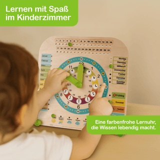 Ein Kind spielt mit einer farbenfrohen Lernuhr aus Holz, die Wochentage, Monate und Jahreszeiten zeigt. Das Kind bewegt die grünen Zeiger der Uhr. Im Bild steht: „Lernen mit Spaß im Kinderzimmer“ und „Eine farbenfrohe Lernuhr, die Wissen lebendig macht.“
