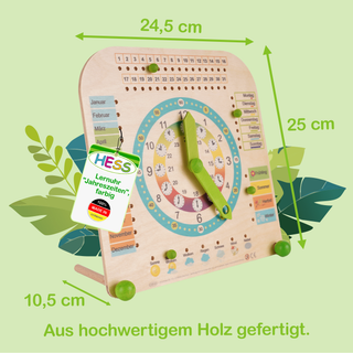 Farbig gestaltete Lernuhr aus Holz der Marke HESS. Die Uhr zeigt Monate, Wochentage, Jahreszeiten und Wetterbedingungen. In der Mitte befindet sich eine analoge Uhr mit beweglichen Zeigern. Ein Etikett links trägt die Aufschrift „HESS Lernuhr 'Jahreszeiten', farbig“ und „100% Made in Germany“. Unten steht: „Aus hochwertigem Holz gefertigt.“ Maße: 24,5 cm breit, 25 cm hoch, 10,5 cm tief.