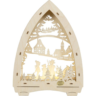 Hier ist eine elektronische Lichterspitze aus Holz zu sehen. Das naturfarbige Motiv zeigt eine Idyllische Winterlandschaft umgeben von beschneiten Feldern und Wäldern. Die Kinder kommen aus umliegenden Dörfern rodeln oder bauen gemeinsam einen Schneemann.