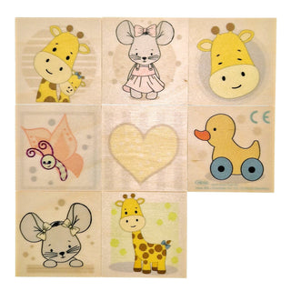 Ein Memo-Spiel mit neun quadratischen Holzplättchen in einem 3x3-Raster. Zu sehen sind kindgerechte Illustrationen: Giraffen, Mäuse, ein Schmetterling, ein gelbes Herz und ein Entchen auf Rädern. Ein Plättchen unten rechts fehlt. Die Motive sind farbenfroh und liebevoll gestaltet.