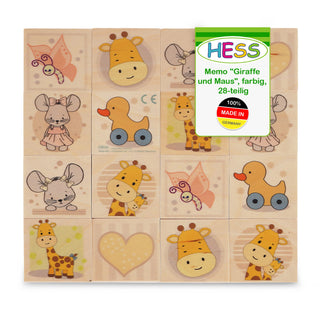 Ein Memo-Spiel mit dem Titel „Giraffe und Maus“ von HESS. Es enthält 28 farbige Holzplättchen mit kindgerechten Illustrationen von Giraffen, Mäusen, Enten und Schmetterlingen in sanften Farben. Auf der Verpackung steht „Memo 'Giraffe und Maus', farbig, 28-teilig“ und „100% Made in Germany“.