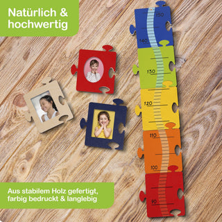 Holzpuzzle in Form einer farbigen Messlatte für Kinder mit Höhenangaben von 90 cm (Rot) bis 150 cm (Blau). Die Puzzleteile sind in Rot, Orange, Gelb, Grün und Blau gestaltet. Neben der Messlatte liegen drei weitere Puzzleteile mit Fotos von Kindern. Oben links steht „Natürlich & hochwertig“, unten links „Aus stabilem Holz gefertigt, farbig bedruckt & langlebig“.