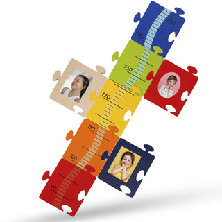 Farbiges Puzzle in Form einer Messlatte mit Zahlen von 90 bis 150 in Zehnerschritten. Die Puzzleteile sind in Rot, Orange, Gelb, Grün und Blau gestaltet. Einige Teile enthalten Fotos von Personen in der Mitte.