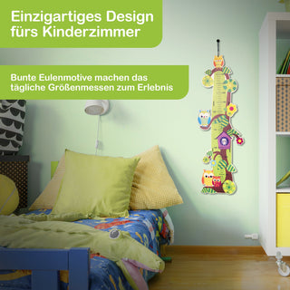 Illustration einer Messlatte für Kinder mit bunten Eulenmotiven. Der Text ‚Einzigartiges Design fürs Kinderzimmer‘ und ‚Bunte Eulenmotive machen das tägliche Grössenmessen zum Erlebnis‘ ist sichtbar. Die Gestaltung ist verspielt und farbenfroh, ideal für ein kinderfreundliches Umfeld.
