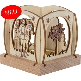 Aus unserer neuen Kollektion. Der kleine Teelichthalter aus naturbelassenen Holz ist quadratisch und mit abgerundeten Enden und verschiedenen Blenden versehen. Zu sehen ist das Zauberbäumchen und das Prinzenpaar mit Pferd. Mit einem Teelicht wird das Märchen gemütlich dargestellt. Bild 1.